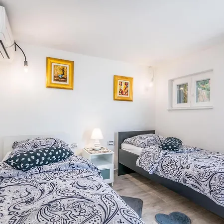 Lovely In With House Sea View